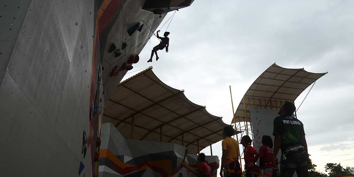 melihat-latihan-perdana-tim-panjat-tebing-pon-papua